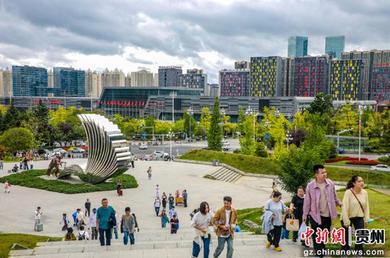 游客参观贵州省博物馆。 游客参观贵州省博物馆。