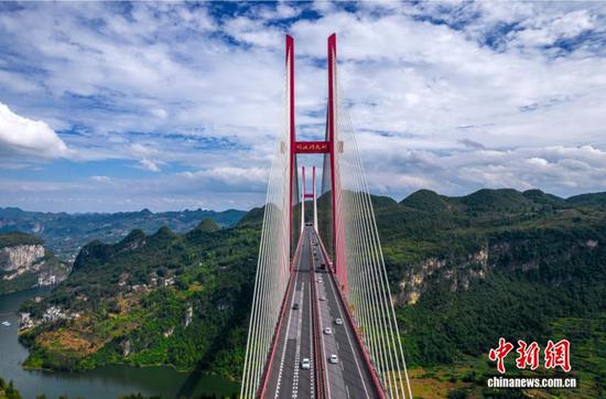 图为10月8日，车辆行驶在贵州省贵（阳）黔（西）高速公路鸭池河大桥上。（无人机照片）