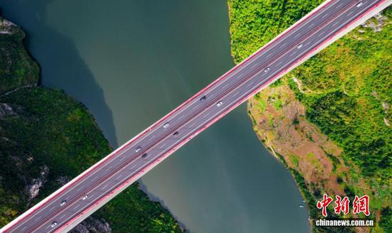 图为10月8日，车辆行驶在贵州省贵（阳）黔（西）高速公路鸭池河大桥上。（无人机照片）