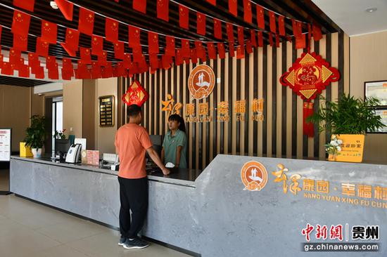 旅客办理入住手续。