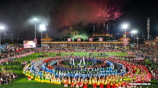 图为2025国庆中秋假期,各国球员、球迷、游客与榕江民众欢聚贵州“村超”足球场跳侗族“多耶”舞。韦贵金 摄 图为2025国庆中秋假期,各国球员、球迷、游客与榕江民众欢聚贵州“村超”足球场跳侗族“多耶”舞。韦贵金 摄