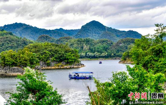 游客在塞伦斯·胜境民宿可以坐船赏景。 游客在塞伦斯·胜境民宿可以坐船赏景。