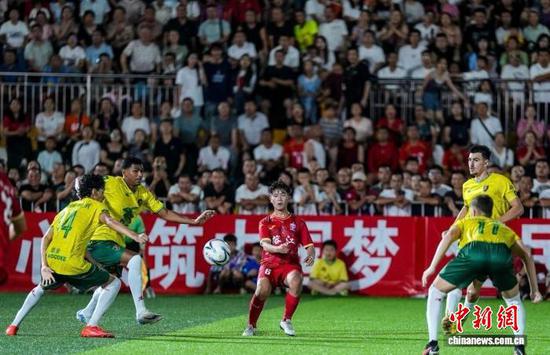 图为10月7日晚,“村超”全明星队(红衣)球员陆金福突破巴西银河联球员的防守。榕江县融媒体中心供图 图为10月7日晚,“村超”全明星队(红衣)球员陆金福突破巴西银河联球员的防守。榕江县融媒体中心供图