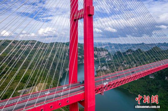 图为10月8日，车辆行驶在贵州省贵（阳）黔（西）高速公路鸭池河大桥上。（无人机照片）