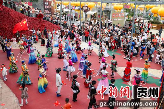 图为贵阳多彩贵州城举行的民族大巡游活动吸引民众围观。瞿宏伦 摄