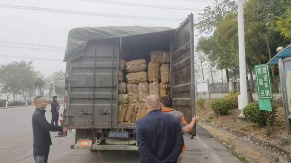 图为现场检查车辆。何潇 摄