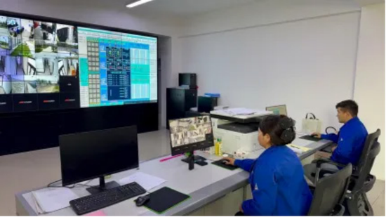 自来水公司工作人员盯着屏幕，查看供水管网压力、流量数据。