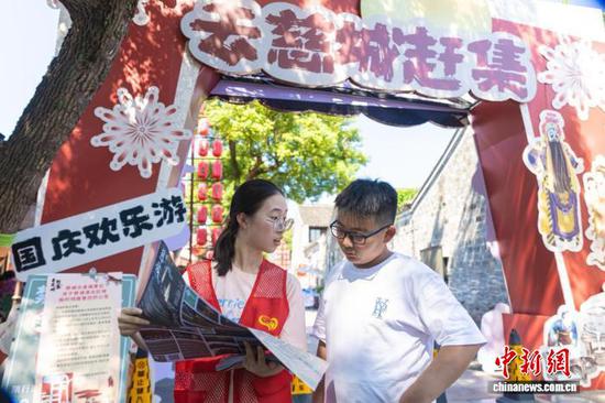 “小青慈”青年志愿者在慈城镇民权路上给游客提供服务。曹聪 摄 “小青慈”青年志愿者在慈城镇民权路上给游客提供服务。曹聪 摄