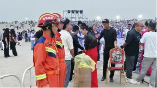 洛浦县朝阳路消防救援站在玉龙湾景区执勤。e