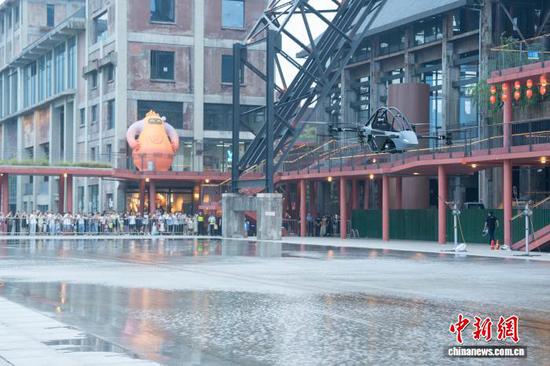 10月7日,向游人展示的载人飞行器。国庆假期,杭州大运河杭钢公园亮相多款飞行器,让游人近距离了解低空交通发展前景。中新社记者 吴君毅 摄 10月7日,向游人展示的载人飞行器。国庆假期,杭州大运河杭钢公园亮相多款飞行器,让游人近距离了解低空交通发展前景。中新社记者 吴君毅 摄