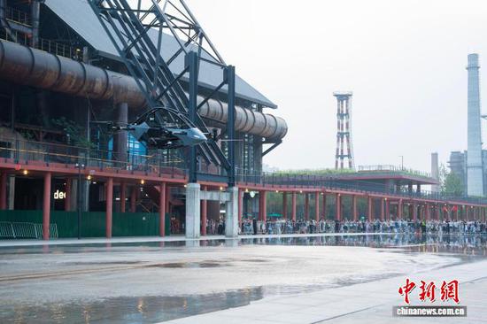 10月7日,向游人展示的载人飞行器。国庆假期,杭州大运河杭钢公园亮相多款飞行器,让游人近距离了解低空交通发展前景。中新社记者 吴君毅 摄 10月7日,向游人展示的载人飞行器。国庆假期,杭州大运河杭钢公园亮相多款飞行器,让游人近距离了解低空交通发展前景。中新社记者 吴君毅 摄