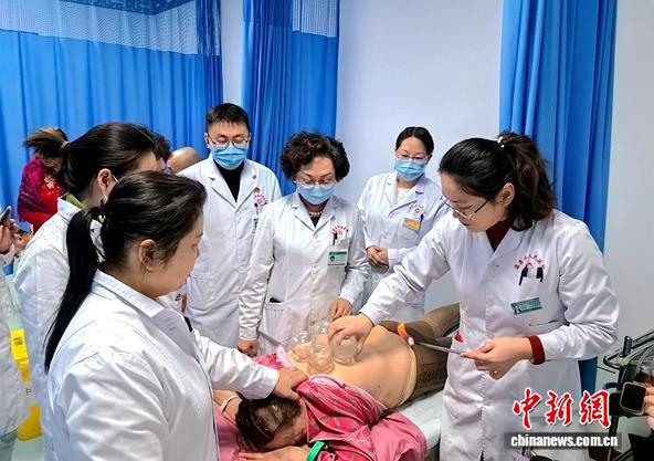 全国首届岐黄学者、新疆维吾尔自治区中医医院刘红霞(右三)教授在开展义诊。受访者供图 全国首届岐黄学者、新疆维吾尔自治区中医医院刘红霞(右三)教授在开展义诊。受访者供图