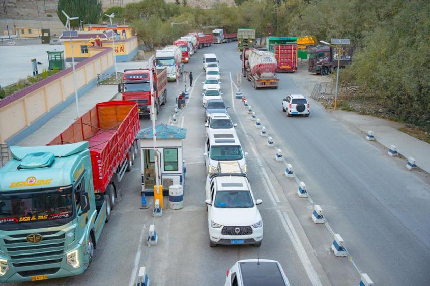 执勤民警在潮汐车道引导车辆通行。何伟 摄

