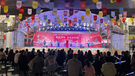 歌曲《青春舞曲》。