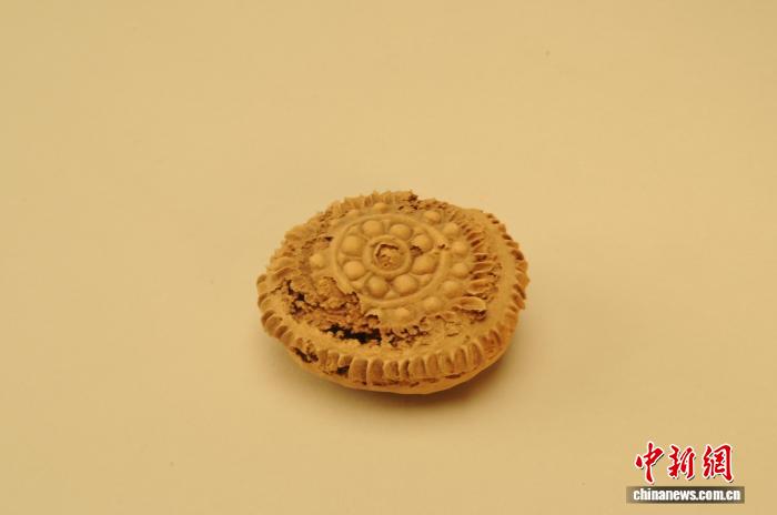 东西问丨孙维国：新疆1400年前的月饼见证了什么？