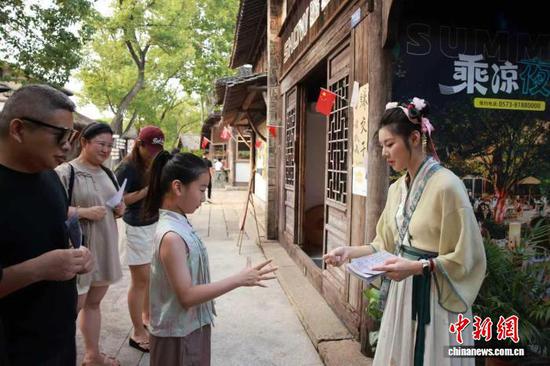游客与景区NPC互动游戏。孙杨洋 摄