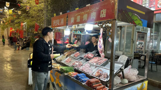 观众品尝当地美食。