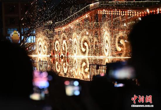 10月6日,市民拍摄铁花表演。当日,浙江杭州大运河杭钢公园上演打铁花,火花在颇具工业风的厂房遗存前闪耀,民众在热烈的氛围中体验别样中秋夜。中新社记者 王刚 摄 10月6日,市民拍摄铁花表演。当日,浙江杭州大运河杭钢公园上演打铁花,火花在颇具工业风的厂房遗存前闪耀,民众在热烈的氛围中体验别样中秋夜。中新社记者 王刚 摄