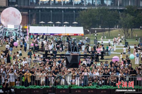 10月7日,游人在杭州大运河杭钢公园观看飞行器飞行表演。国庆假期,杭州大运河杭钢公园亮相多款飞行器,让游人近距离了解低空交通发展前景。中新社记者 吴君毅 摄 10月7日,游人在杭州大运河杭钢公园观看飞行器飞行表演。国庆假期,杭州大运河杭钢公园亮相多款飞行器,让游人近距离了解低空交通发展前景。中新社记者 吴君毅 摄