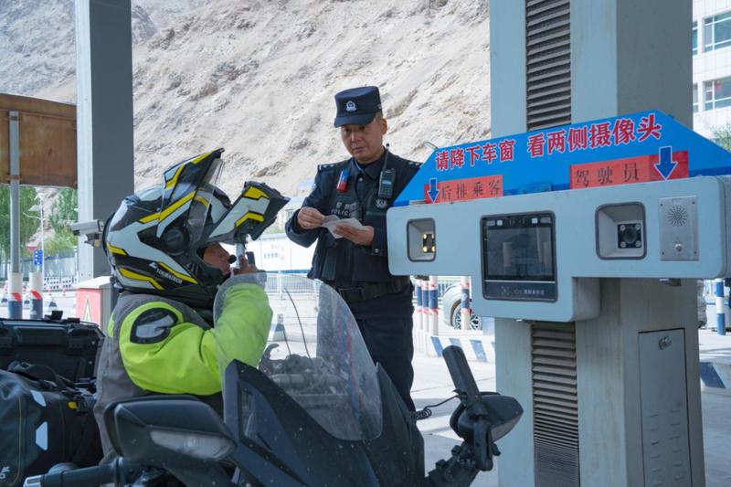 民警通过智慧查验设备对过往人员进行核验。何伟 摄