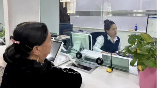 国家电网洛浦公司服务大厅内，市民在办理用电业务。