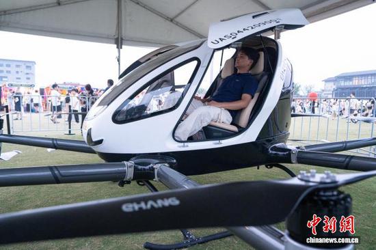 10月7日,向游人展示的双座多旋翼航空器。国庆假期,杭州大运河杭钢公园亮相多款飞行器,让游人近距离了解低空交通发展前景。中新社记者 吴君毅 摄 10月7日,向游人展示的双座多旋翼航空器。国庆假期,杭州大运河杭钢公园亮相多款飞行器,让游人近距离了解低空交通发展前景。中新社记者 吴君毅 摄