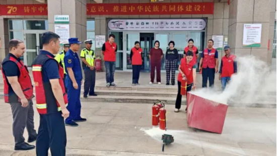 洛浦县消防救援大队在高速公路服务区开展消防宣传培训和初期火灾扑救演练。