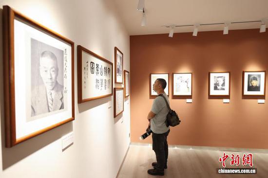 图为观众参观“中华同光——故宫南迁文物‘安顺驻留地’特展”。记者 瞿宏伦 摄 图为观众参观“中华同光——故宫南迁文物‘安顺驻留地’特展”。记者 瞿宏伦 摄