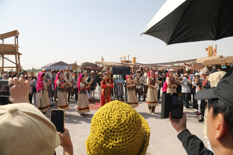 罗布人村寨景区内正在表演罗布人民俗婚礼。唐雪芹  摄