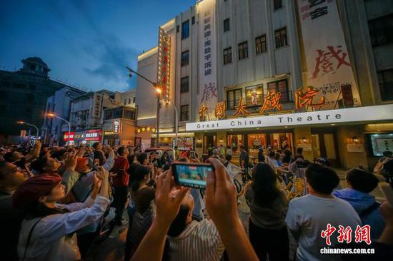图为10月3日晚，市民和游客在位于天津和平区的中国大戏院观看阳台戏剧快闪。记者 佟郁 摄