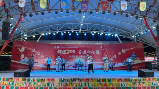 歌曲《红旗飘飘》。