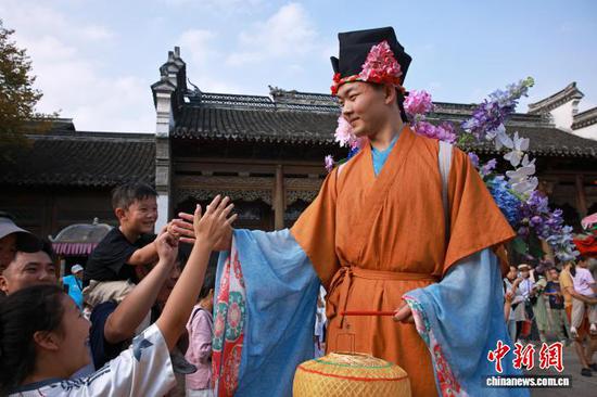 “流动宋代NPC互动”巡游吸引游客。孙杨洋 摄