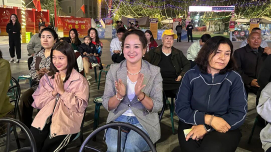 照射着乐器的灯光与舞台光影交织，烘托出热烈氛围。