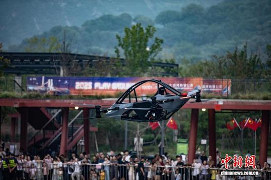 10月7日,载人飞行器吸引大量游人观看。国庆假期,杭州大运河杭钢公园亮相多款飞行器,让游人近距离了解低空交通发展前景。中新社记者 吴君毅 摄 10月7日,载人飞行器吸引大量游人观看。国庆假期,杭州大运河杭钢公园亮相多款飞行器,让游人近距离了解低空交通发展前景。中新社记者 吴君毅 摄