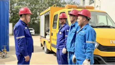 燃气公司工作人员整理安检工具，准备上门排查用气安全隐患。