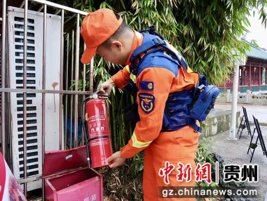 检查景区商户灭火器。 检查景区商户灭火器。