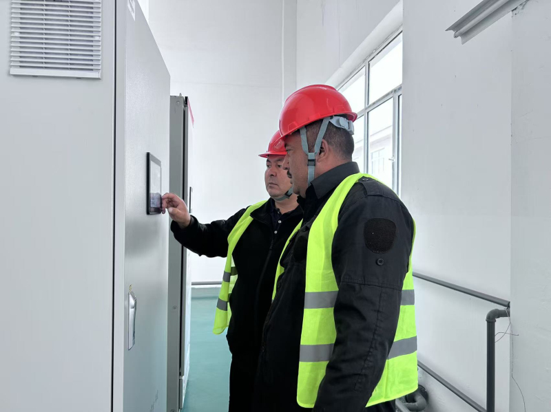 工作人员对水源水、出厂水、管网水、末梢水进行检测化验,确保群众能吃上放心水、干净水,卫生水。 工作人员对水源水、出厂水、管网水、末梢水进行检测化验,确保群众能吃上放心水、干净水,卫生水。