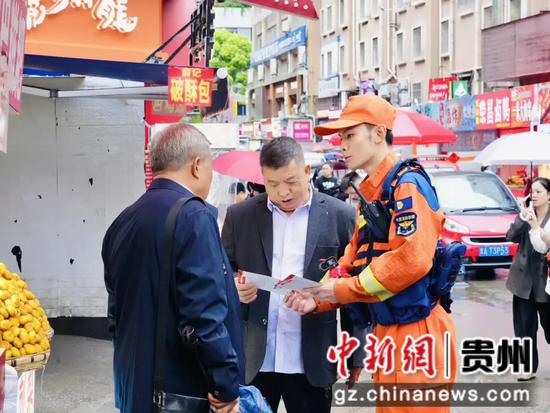 发放消防安全宣传册。 发放消防安全宣传册。