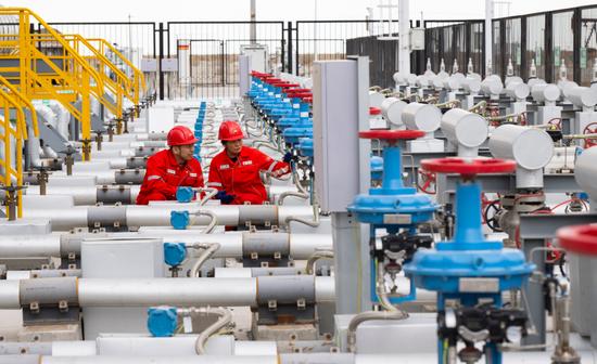 员工在检查八区530井区CO2混相驱先导试验站设备。（据新疆石油报资料图）0