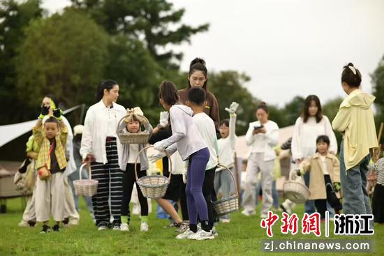 游客在五尖山村休闲。叶学琴 摄