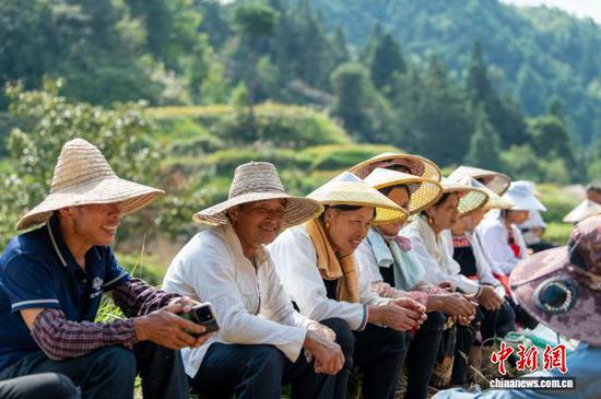 图为侗族同胞在从江县高增乡建华村对唱侗歌。吴德军 摄 图为侗族同胞在从江县高增乡建华村对唱侗歌。吴德军 摄