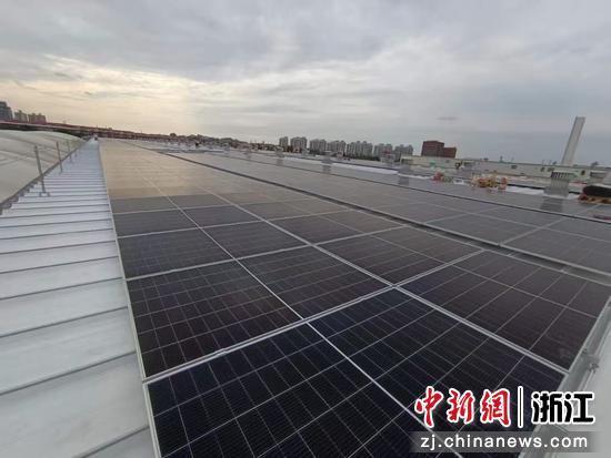 在屋顶上建光伏电站。浙商银行 供图 在屋顶上建光伏电站。浙商银行 供图