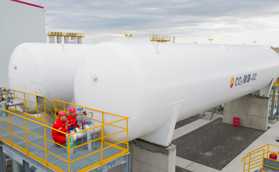 员工在检查八区530井区CO2混相驱先导试验站内储罐运行情况。（据新疆石油报资料图）