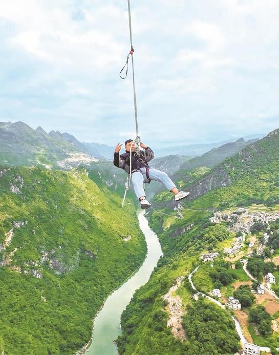 贵州比云高旅业有限公司员工左超文体验花江峡谷大桥极限运动荡绳项目。贵州日报天眼新闻记者 杨诗雨 摄 贵州比云高旅业有限公司员工左超文体验花江峡谷大桥极限运动荡绳项目。贵州日报天眼新闻记者 杨诗雨 摄