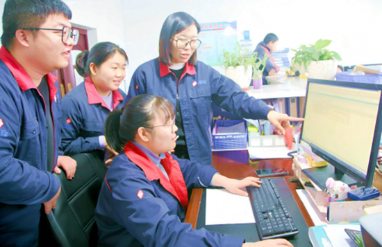 伟业公司副总经理、财务部部长罗文艳认真做好应收账款催收的培训与指导。