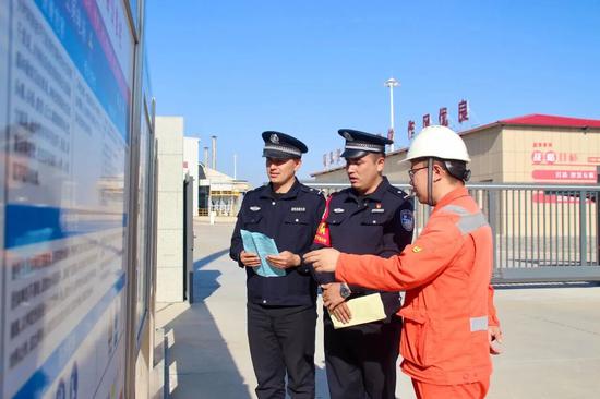 随后,民警向在场的工作人员开展安全防范宣传,结合近期国内发生的安全生产事故案例,讲解隐患排查技巧和应急处置要点。