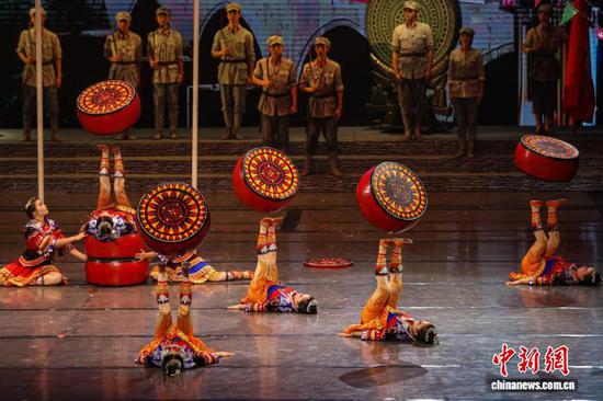 图为第二幕《喜迎红军》演出。中新社记者 瞿宏伦 摄