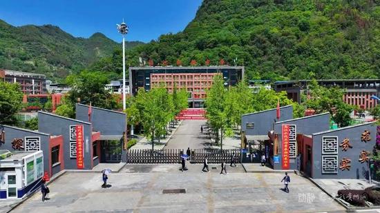 沿河民族中学门口 沿河民族中学门口