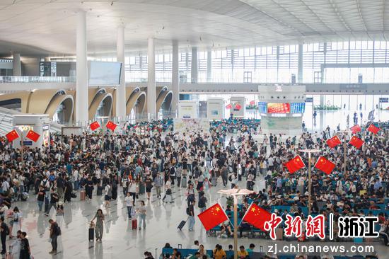 “双节”假期杭州西站。湖杭铁路 供图 “双节”假期杭州西站。湖杭铁路 供图