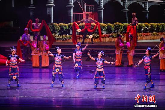 图为第三幕《参军入伍》演出。中新社记者 瞿宏伦 摄